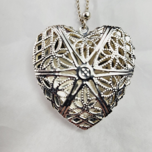 ☆ 34" beaded chain with heart locket silver tone with photo area Necklace - Picture 5 of 6